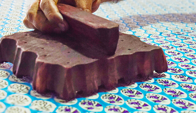 手作業で染め上げるこだわり